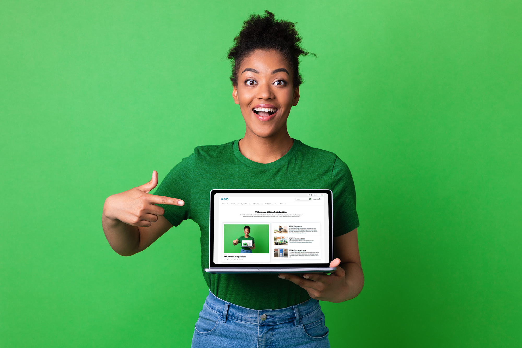 En kvinna håller i en bärbar dator och pekar på skärmen